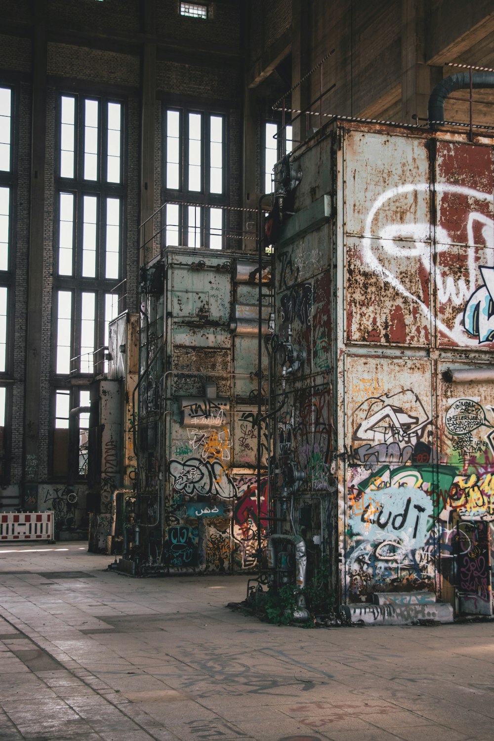 fotografia di container intermodali con graffiti