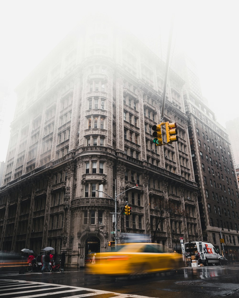 Edificio gris al otro lado de la calle durante el día