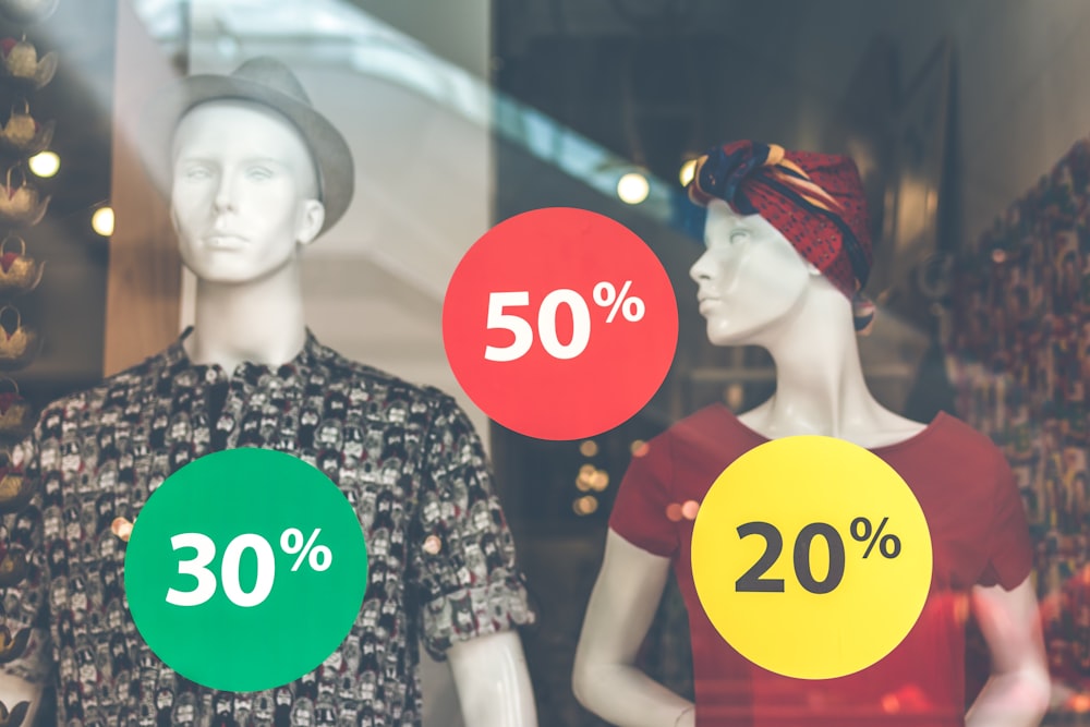 deux mannequins masculins et féminins portant des vêtements