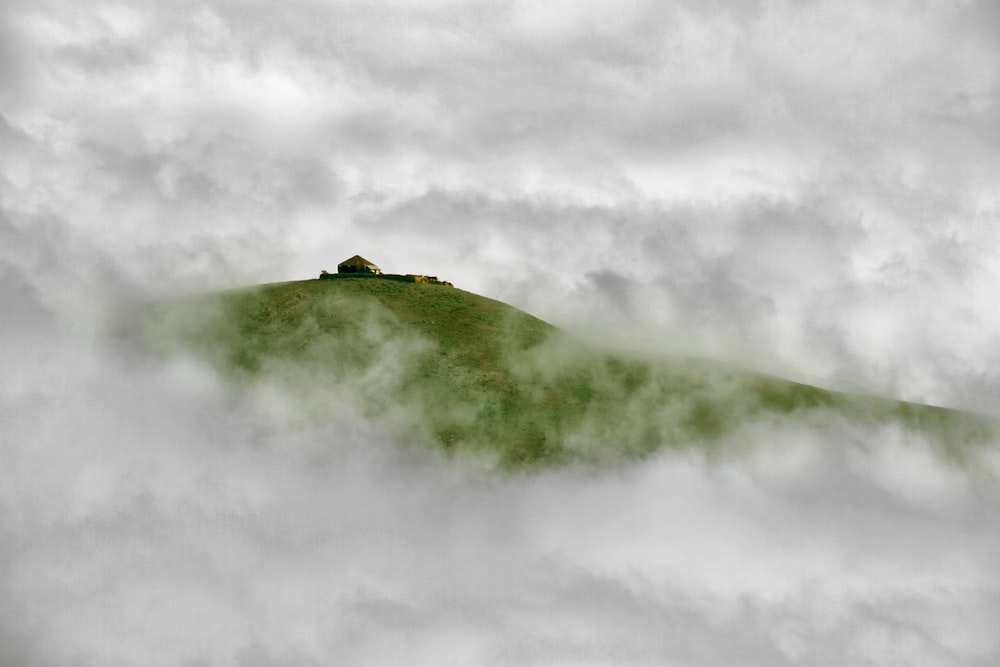 昼間は雲に覆われた山