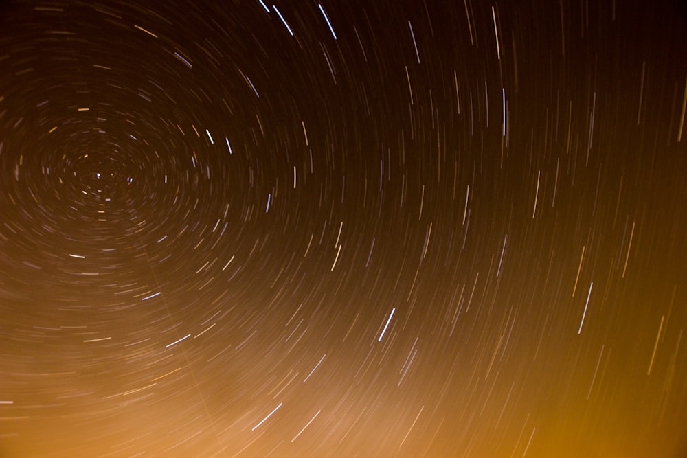 Une traînée d’étoiles est vue dans le ciel nocturne