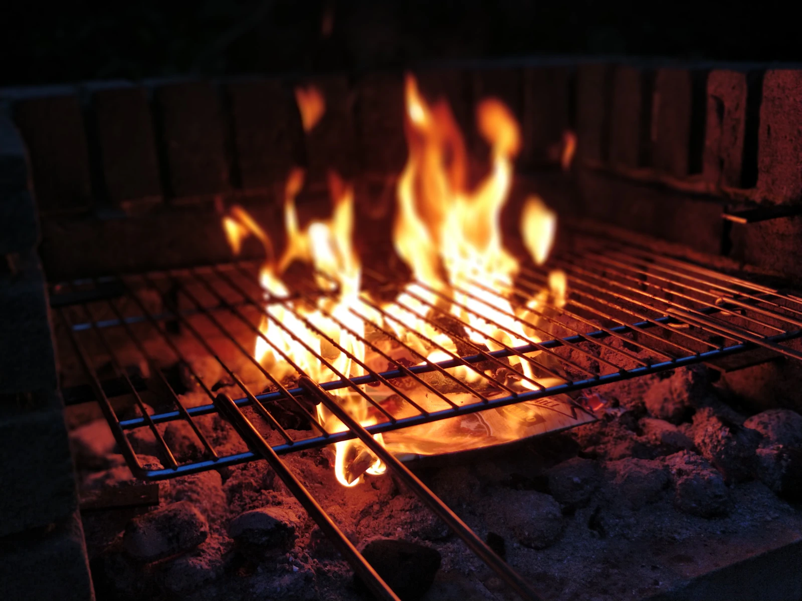 Fuego vivo del asador FUEGO en pleno servicio