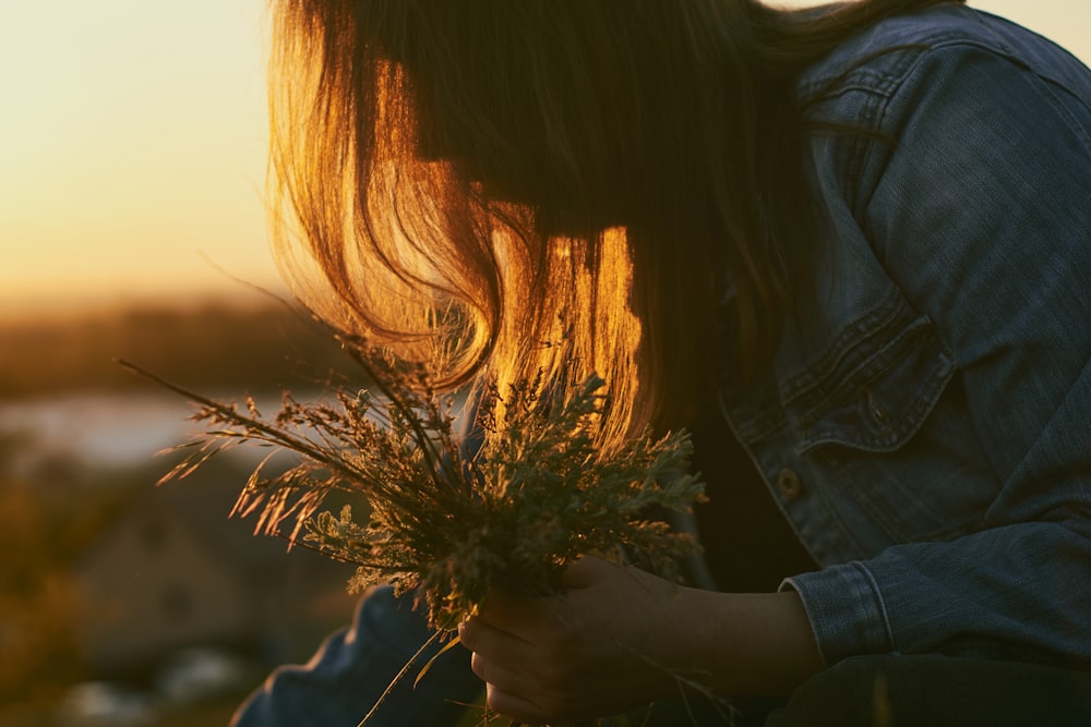 Persona sosteniendo flores