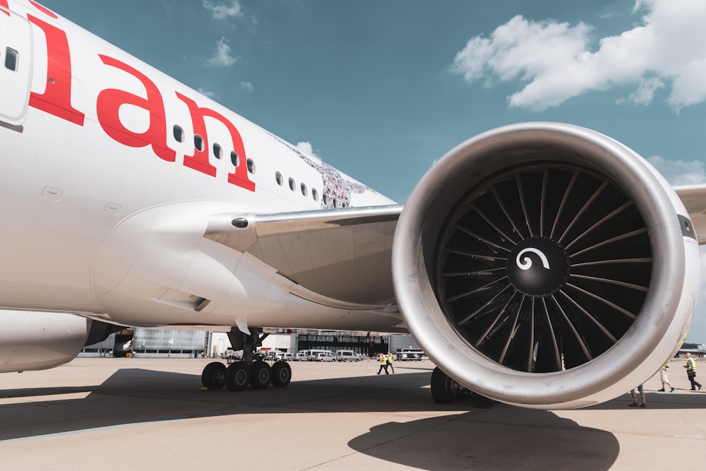 avião de passageiros branco sob nuvens brancas durante o dia