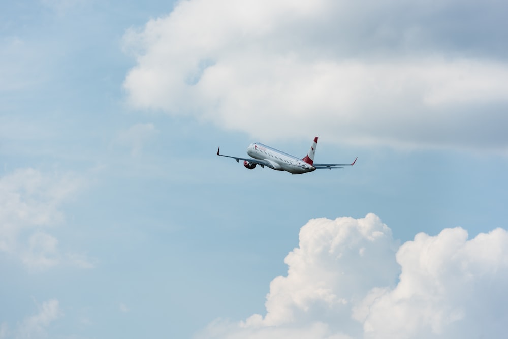 Avión volando durante el día