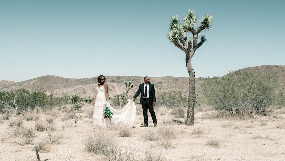 hombre sosteniendo el vestido blanco de su esposa