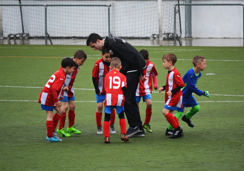 crianças jogando futebol