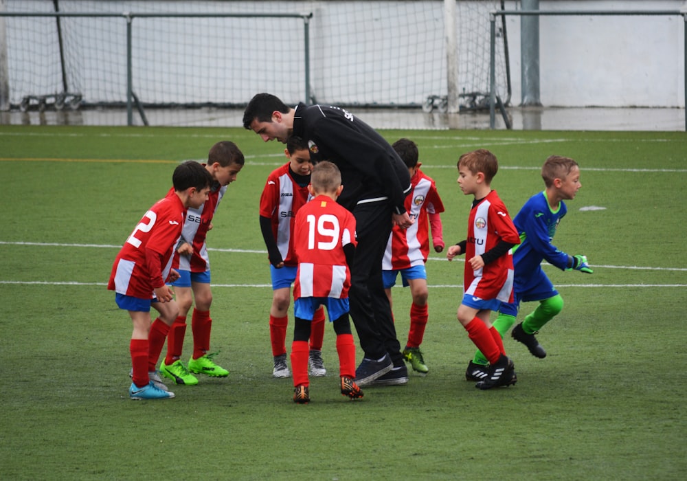 Foto niños jugando futbol – Imagen Entrenador gratis en Unsplash