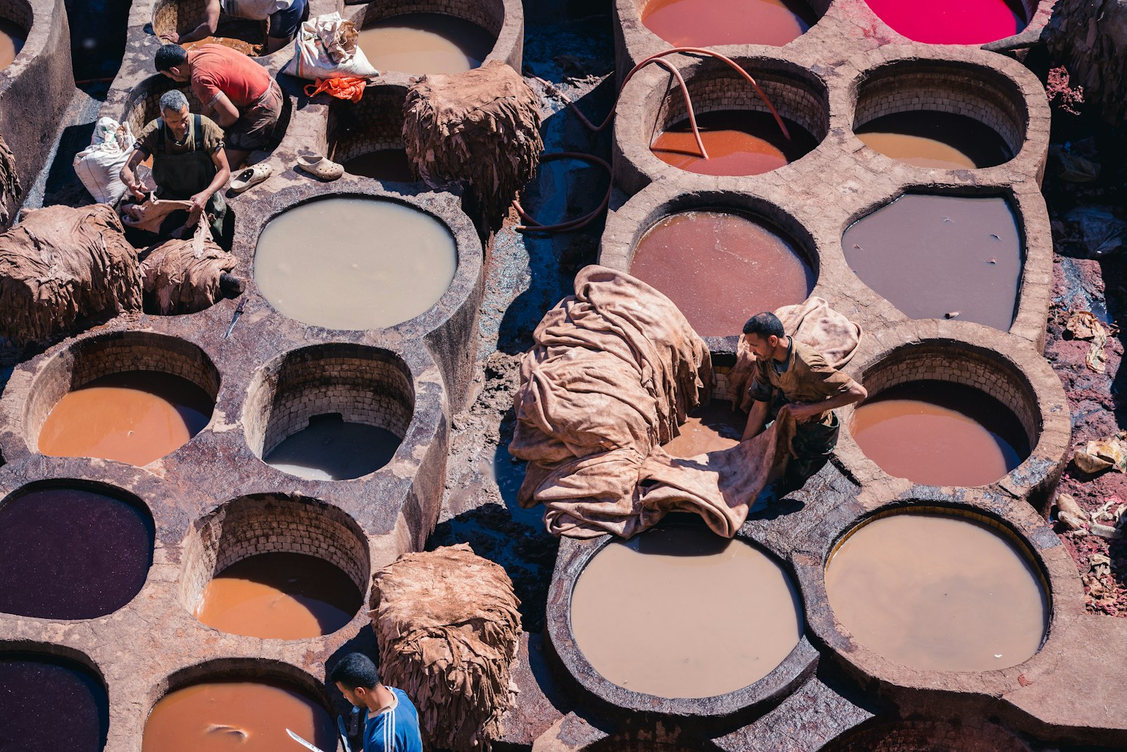 Sony a7R II + Sony FE 85mm F1.8 sample photo. Clay dying cointainer photography