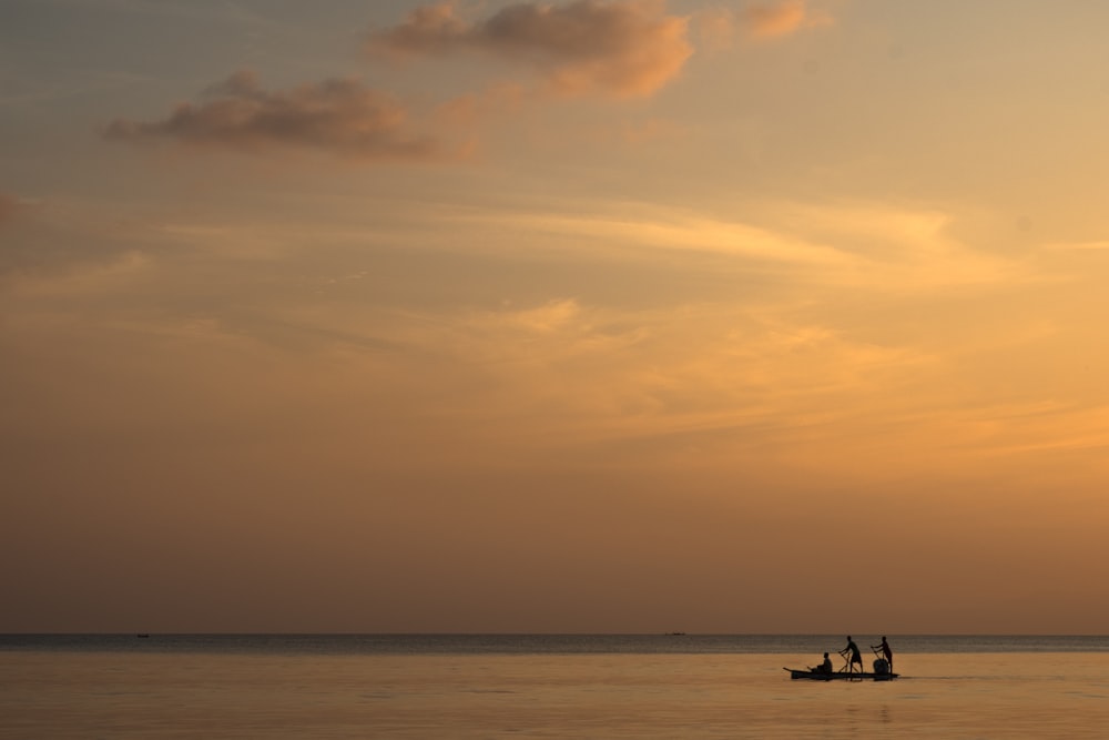 Silhouette von Menschen auf dem Boot