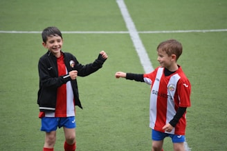 Dos jugadores de futbol sonriendo