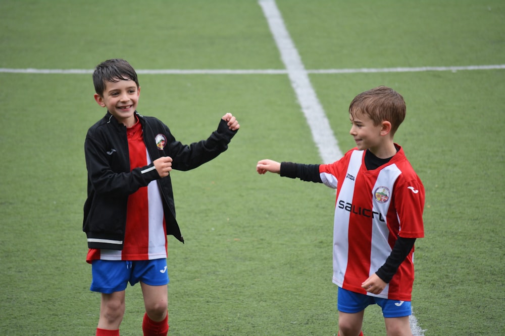 Dos chicos en el campo de fútbol