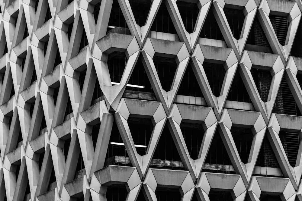 灰色の幾何学的な建築の建物