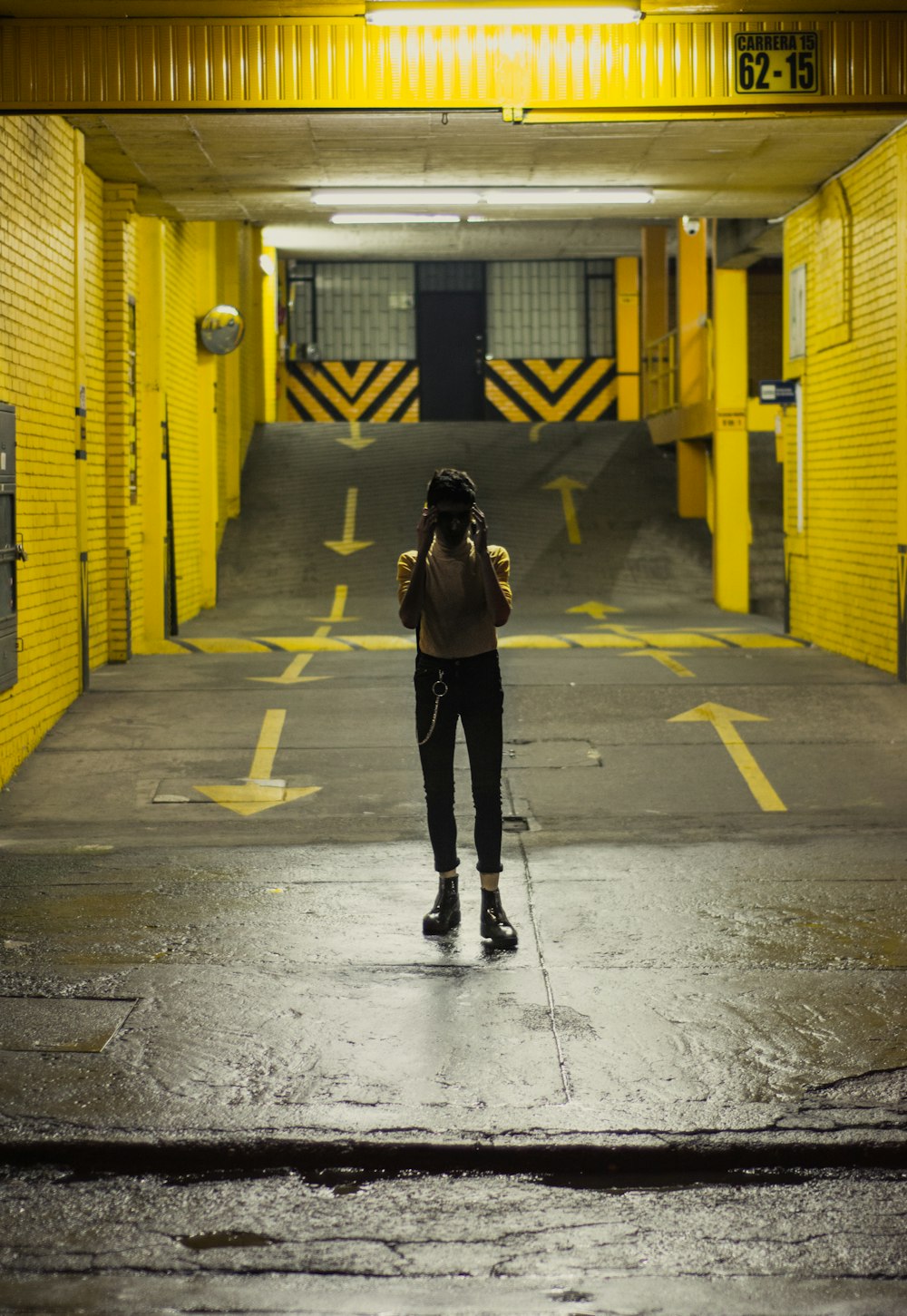 donne in piedi nel mezzo del parcheggio