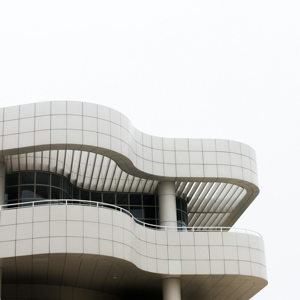 Edificio de hormigón blanco durante el día