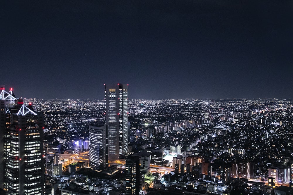 夜の都市景観の航空写真