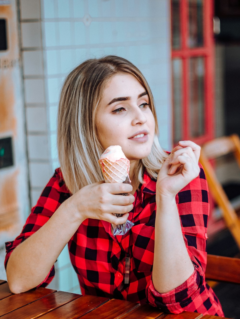 femme mangeant de la crème glacée