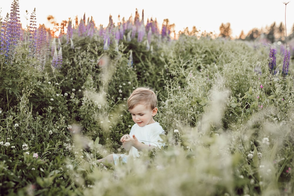 enfant entouré de plantes