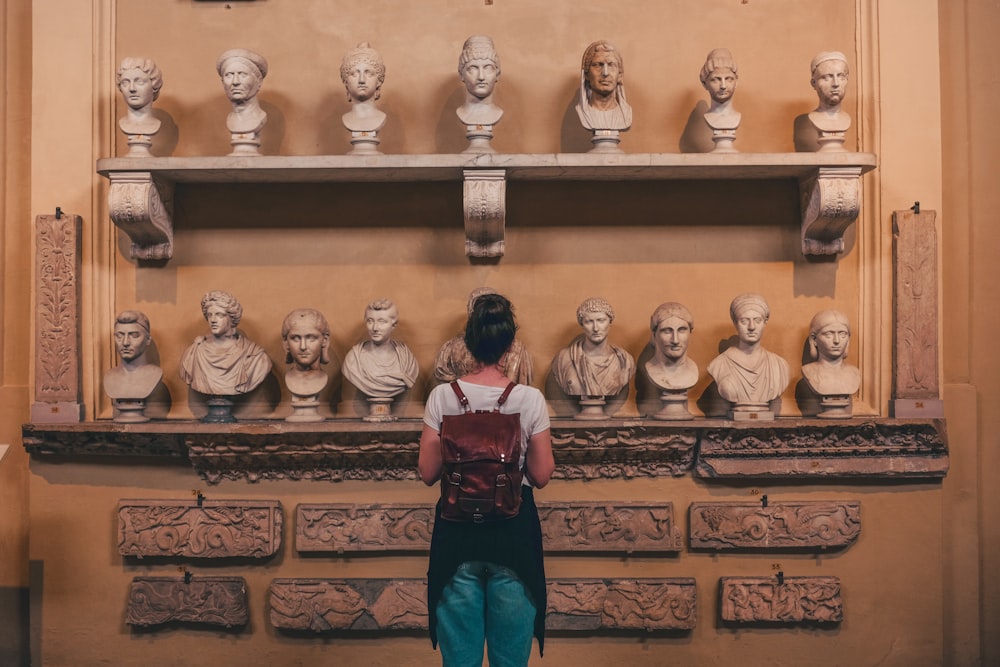 femme regardant des statues