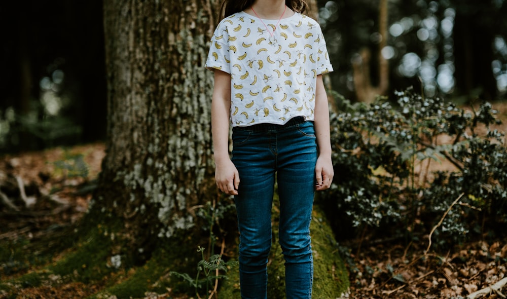 femme debout devant l’arbre