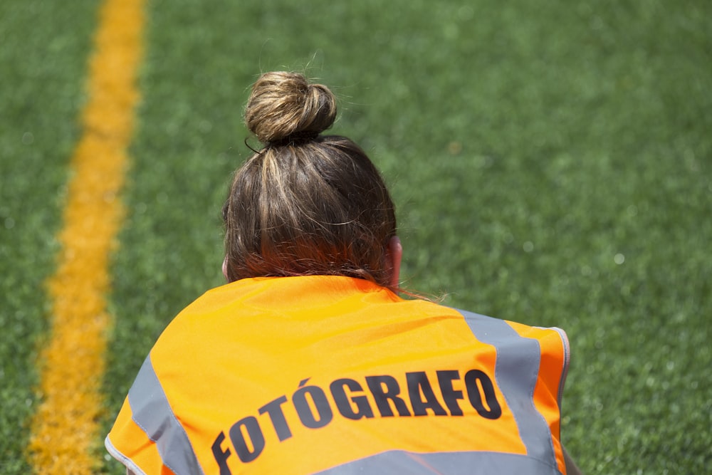 femme en gilet Fotografo orange