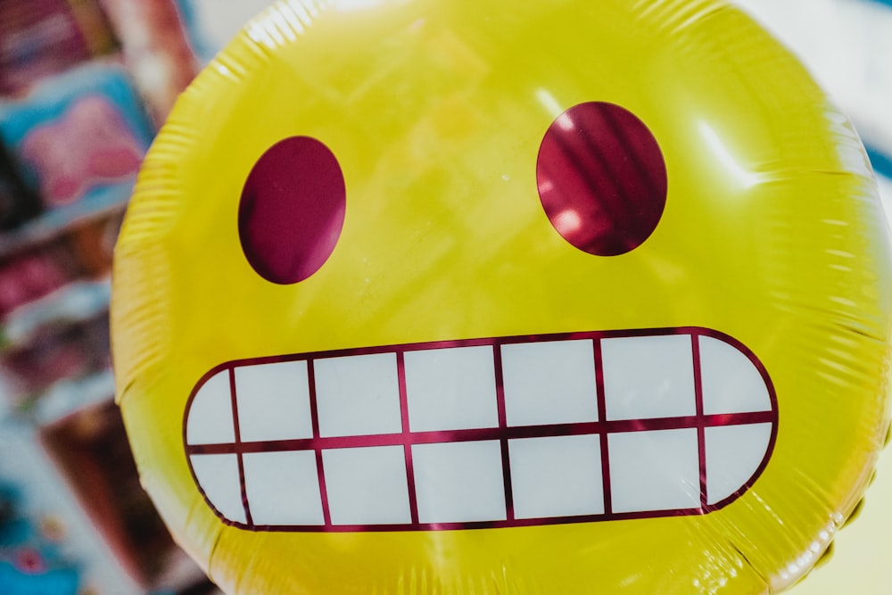 gelber aufblasbarer lächelnder Emoji-Ballon im Fokus Fotografie