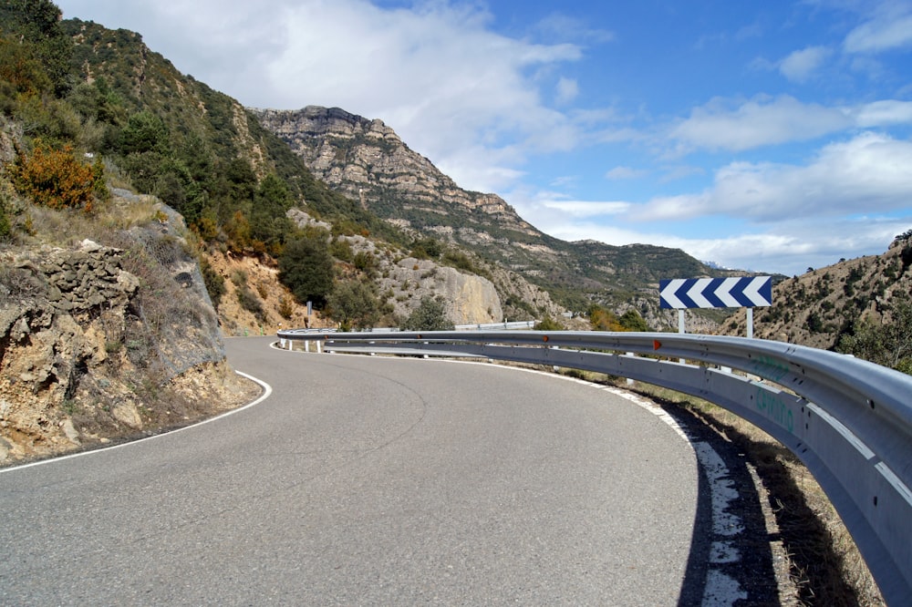 Carretera gris bajo el cielo soleado