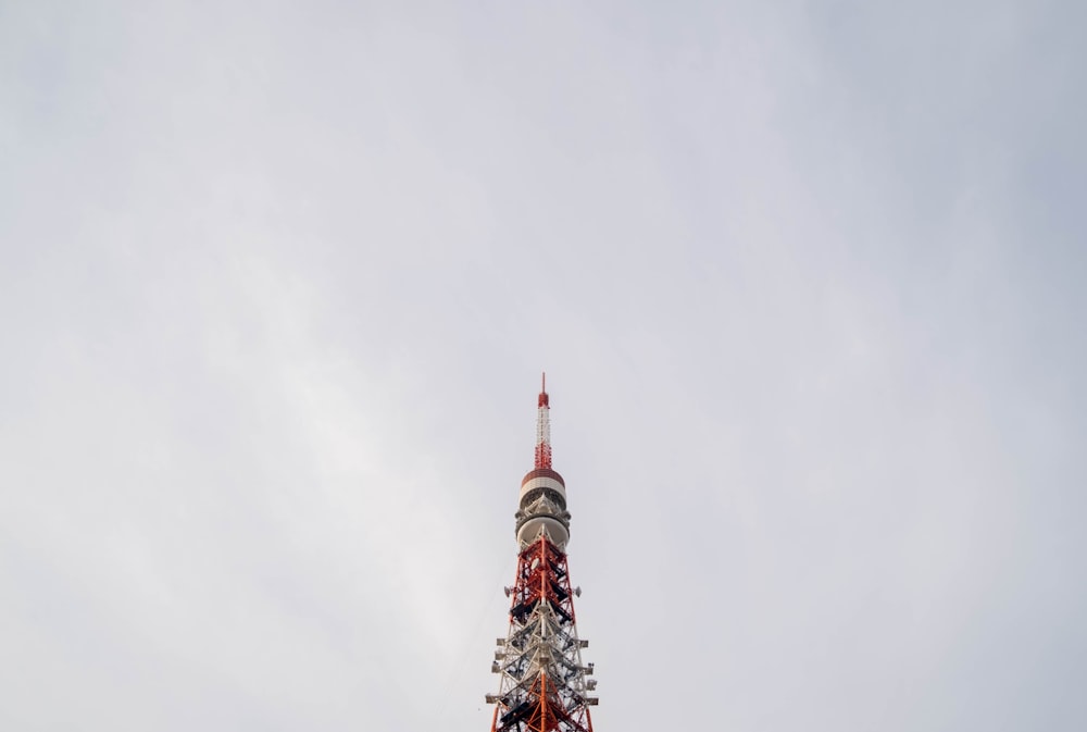 fotografia ad angolo basso della torre di cemento rosso e bianco