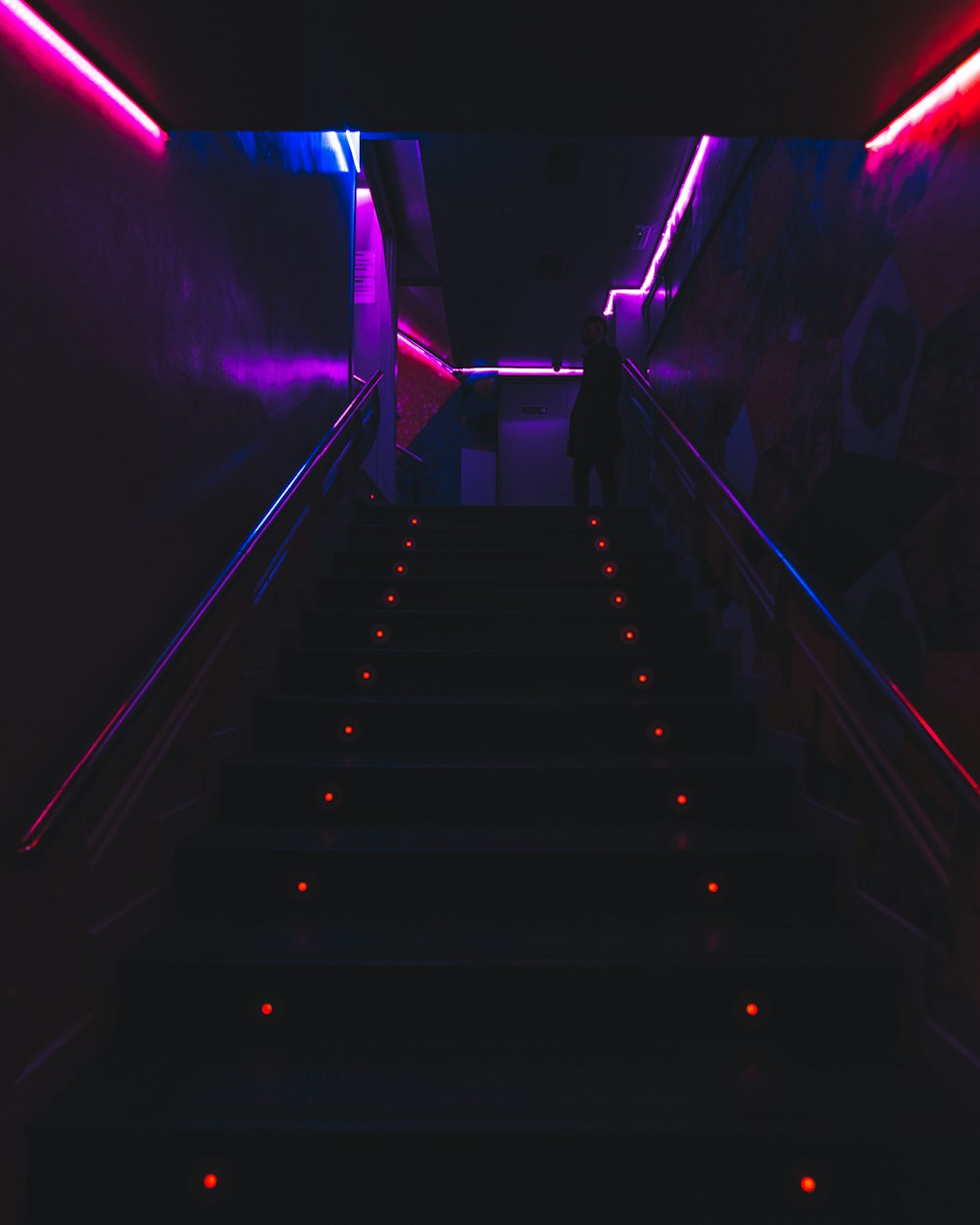 Escalier noir et blanc avec des lumières violettes