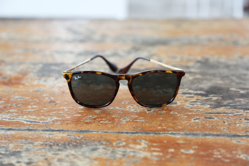 occhiali da sole Ray-Band con montatura tartarugata