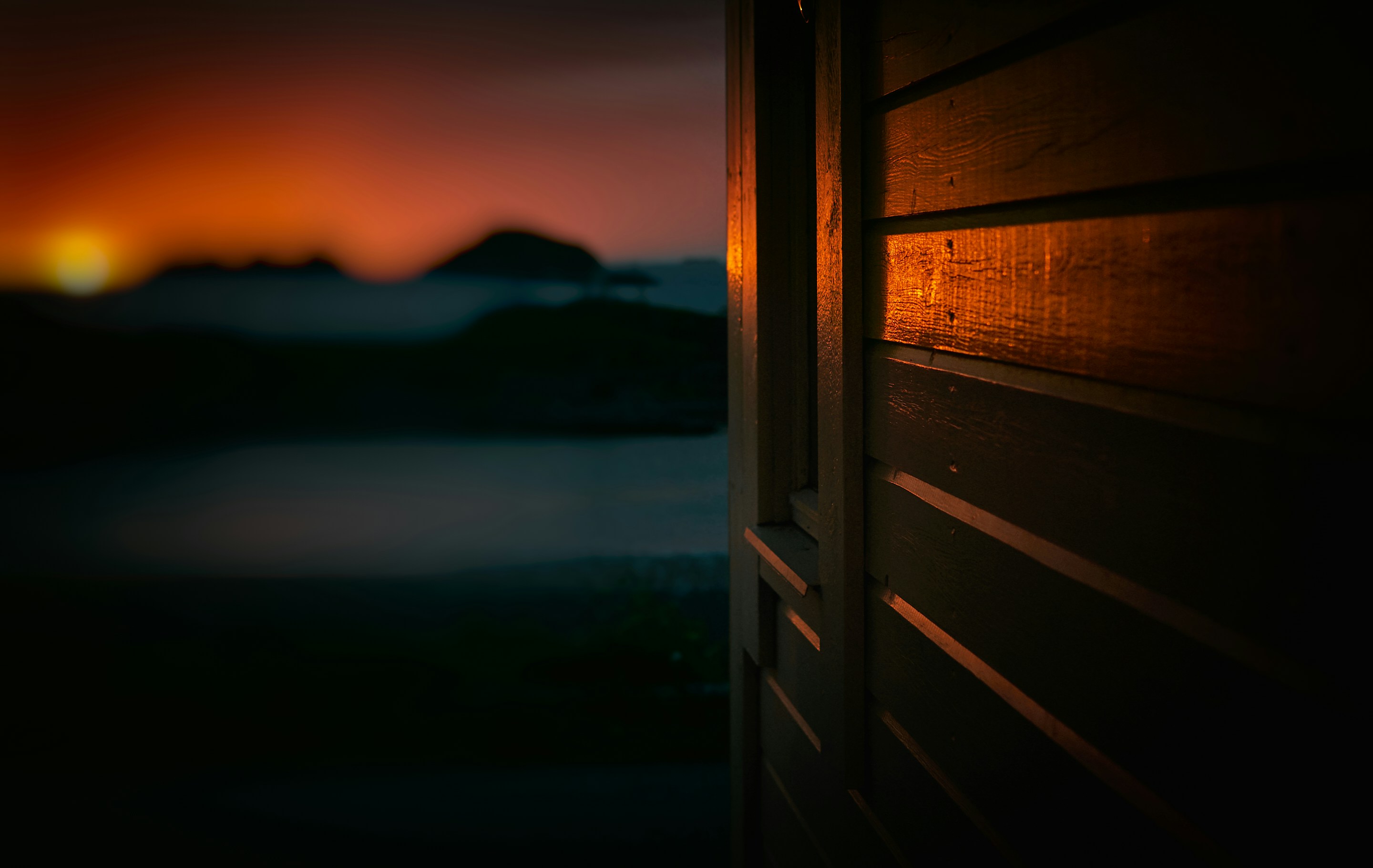 Una vista de una puesta de sol a través de una puerta