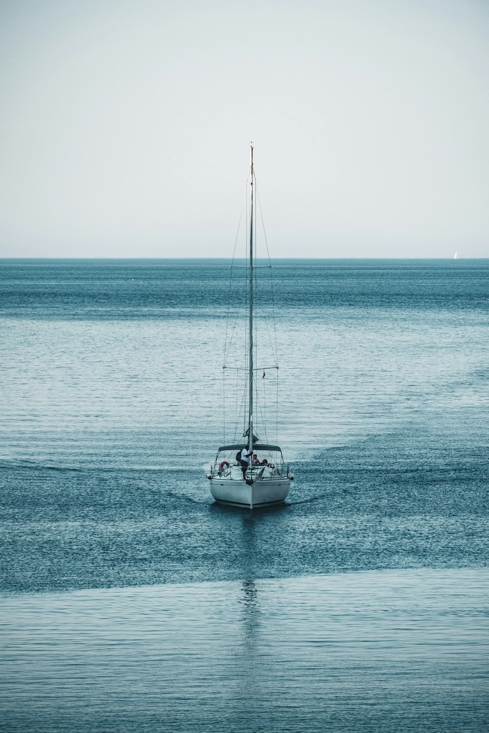 personas que viajan en bote en el mar durante el día