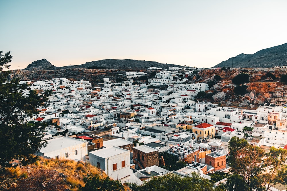 Fotografía aérea de casas pintadas de blanco