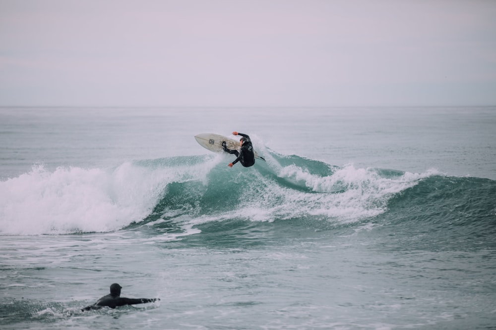 波の上でサーフィンをする人
