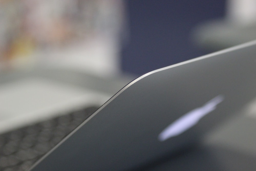 은색 MacBook의 근접 촬영 사진