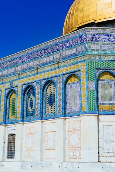 landscape photo of blue, white, and green mosque