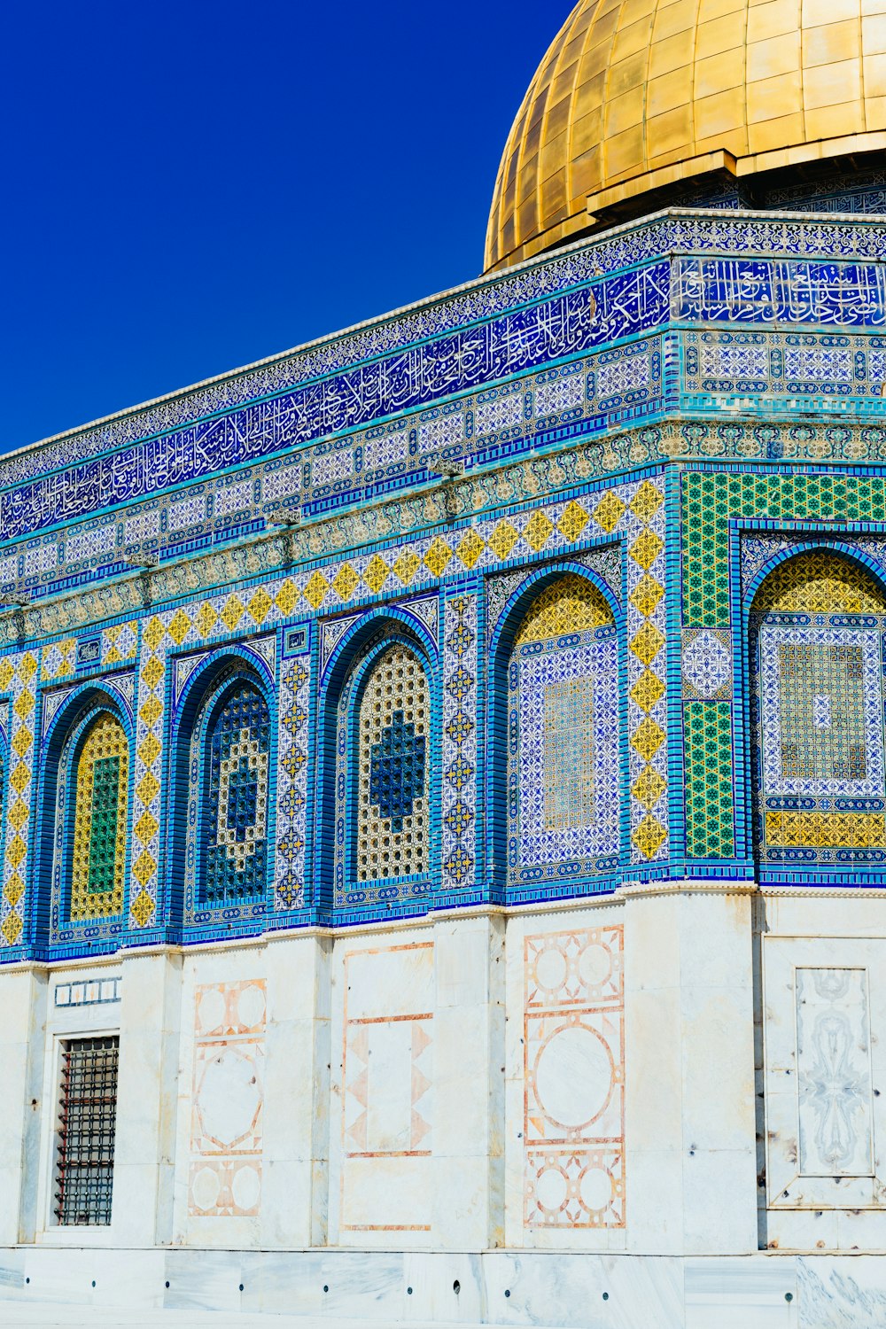 landscape photo of blue, white, and green mosque