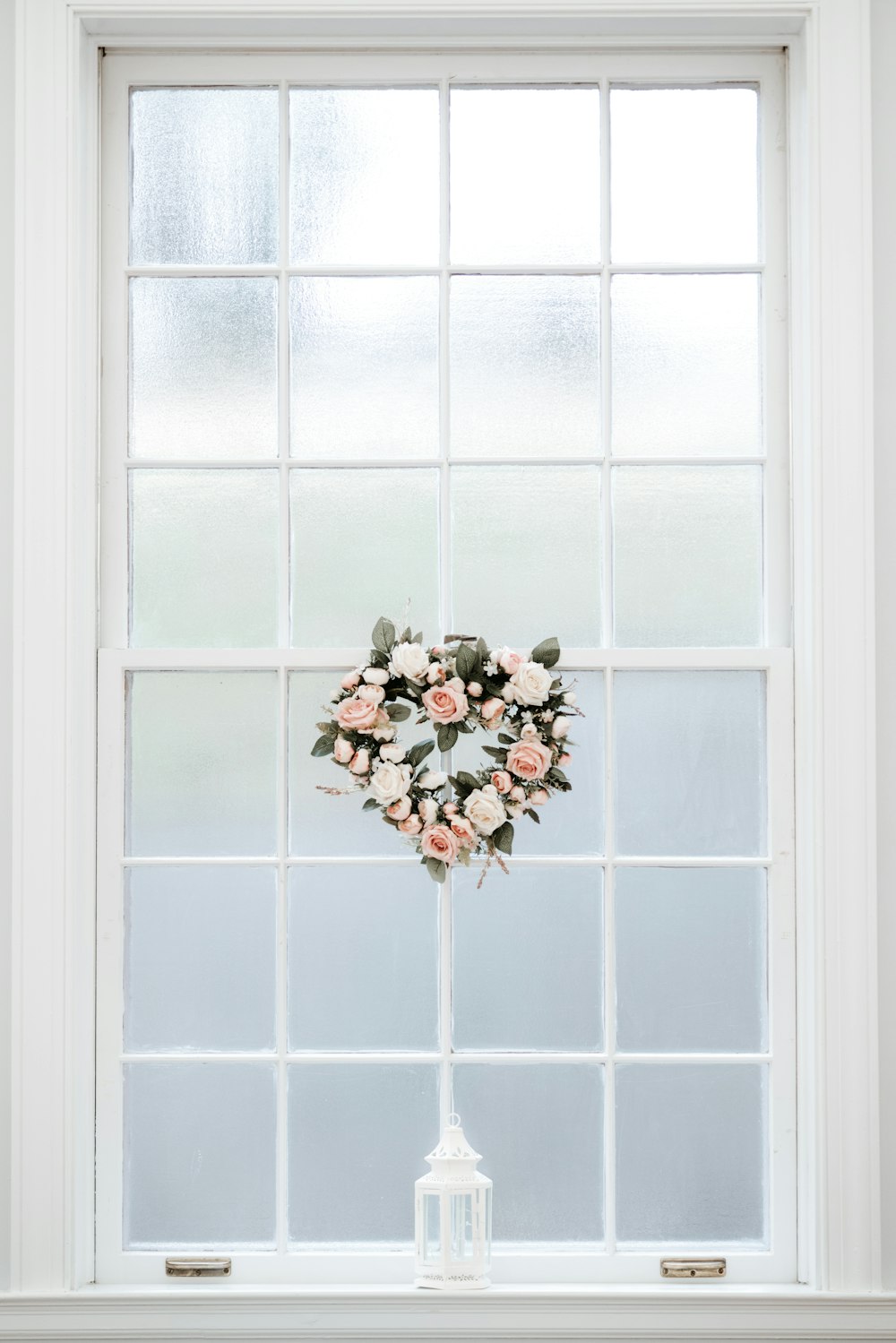 ピンクと白のバラの花輪の写真