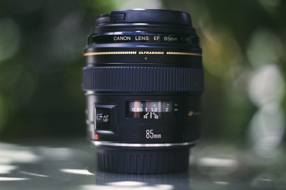 shallow focus photography of Canon 88 mm zoom lens