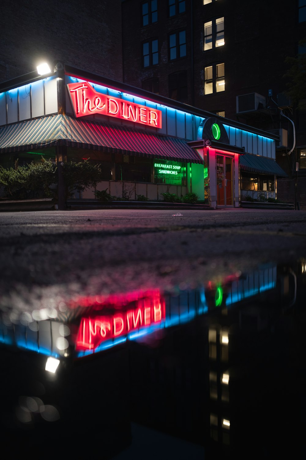 La segnaletica illuminata del Diner