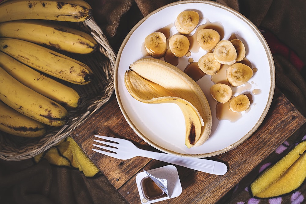 banana matura a fette su piatto rotondo in ceramica bianca