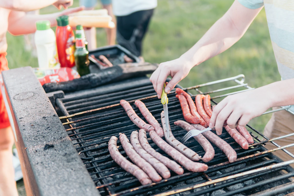 Ein Teller mit Grillessen und Besteck im Freien