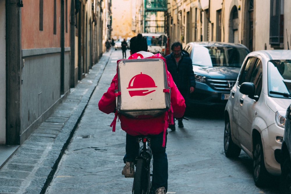 uomo in sella a una bicicletta