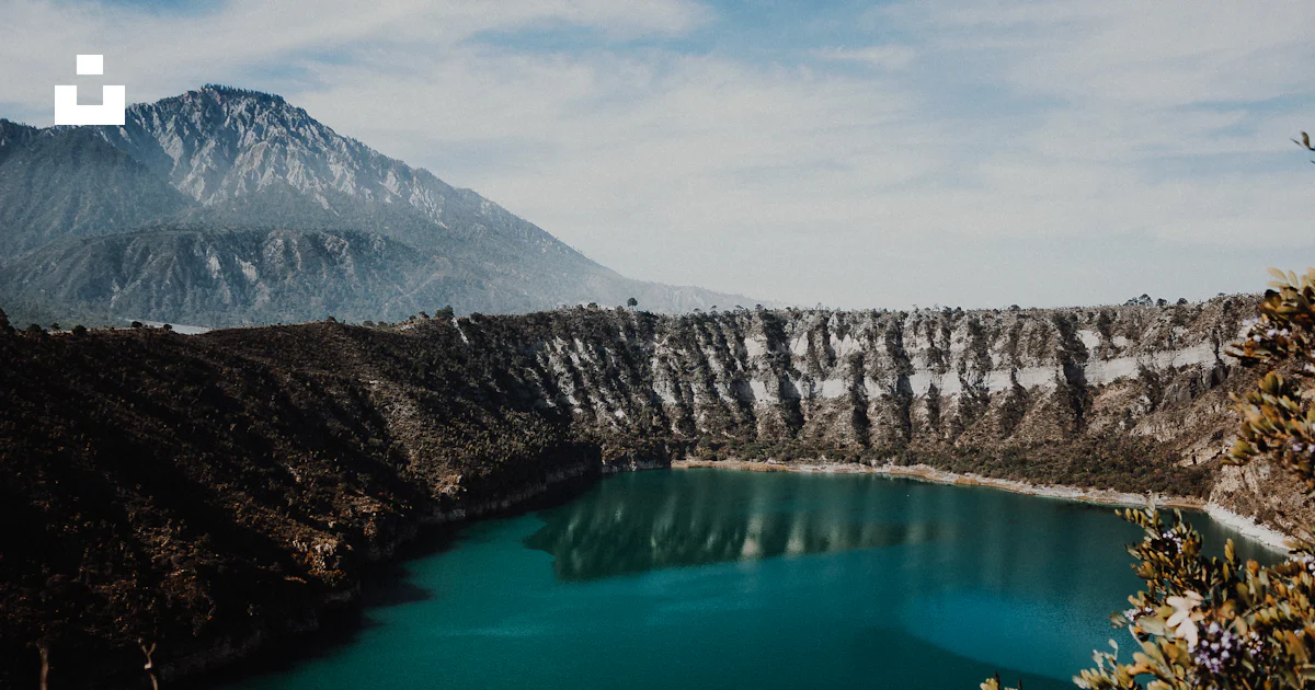 Fotografía de paisajes de montañas y cuerpos de agua foto – Imagen de ...