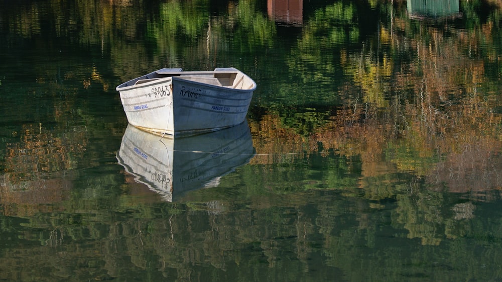 昼間の川に浮かぶ灰色のボート