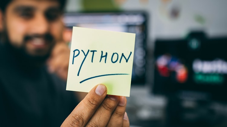 Un développeur montrant un post-it avec le mot Python écrit