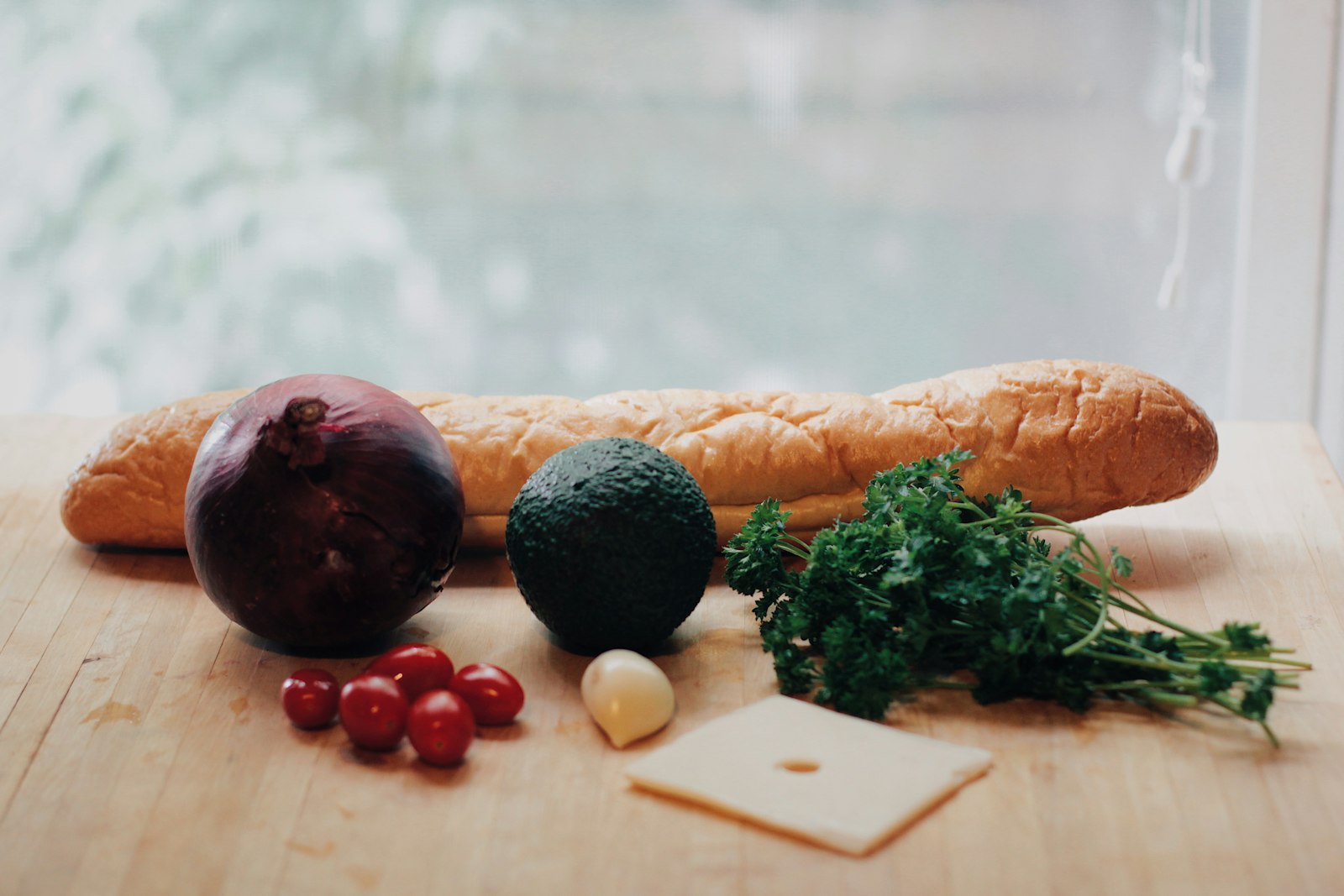 Canon EOS 550D (EOS Rebel T2i / EOS Kiss X4) + Canon EF 50mm F1.4 USM sample photo. Vegetable beside bread photography