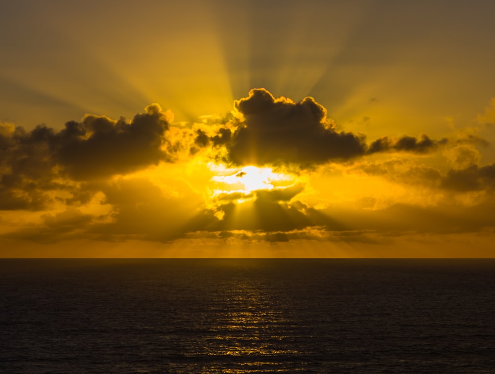 Fotografia dell'ora d'oro del cielo sopra l'oceano