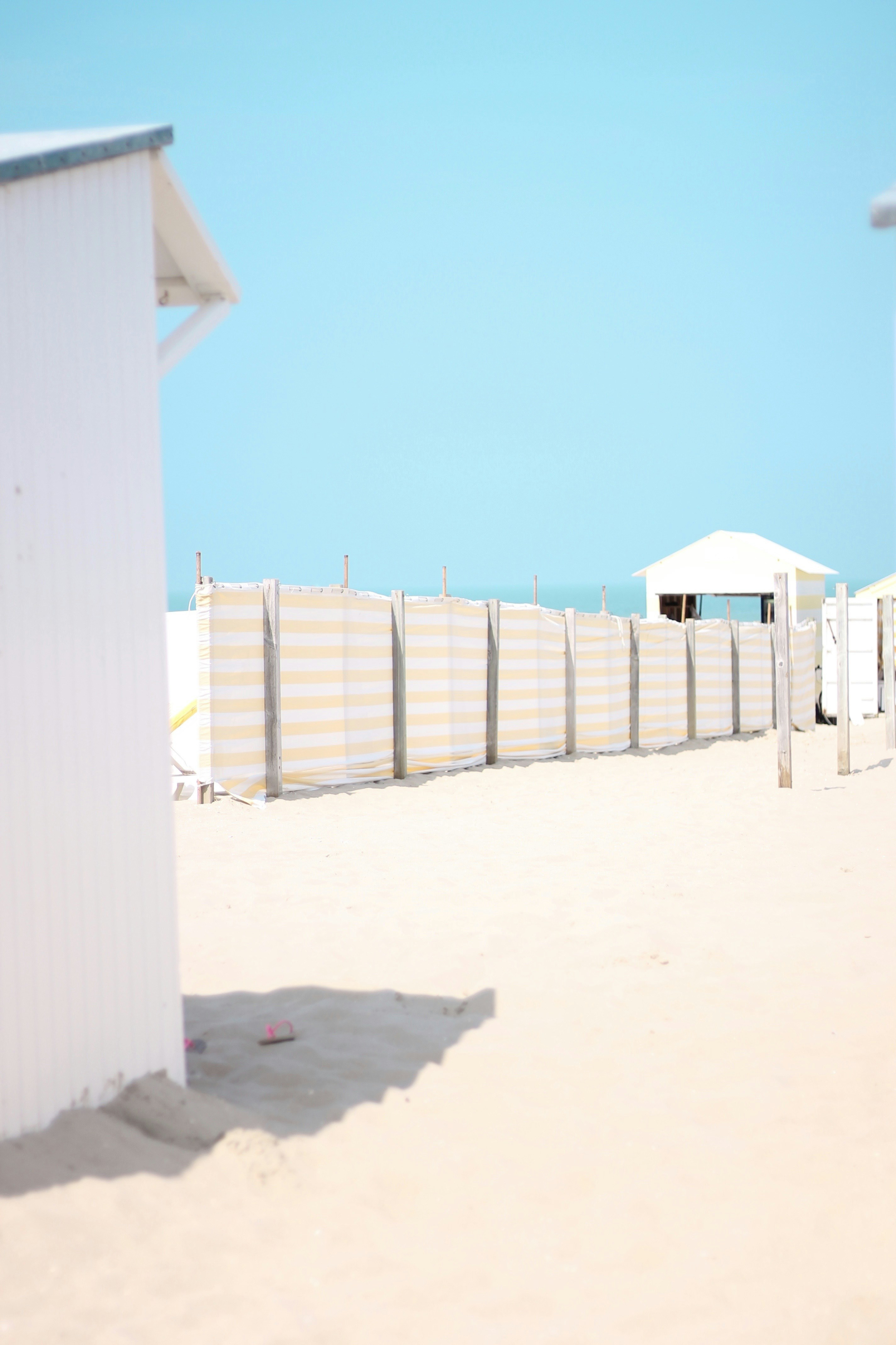 Planenzaun auf weißem Sand