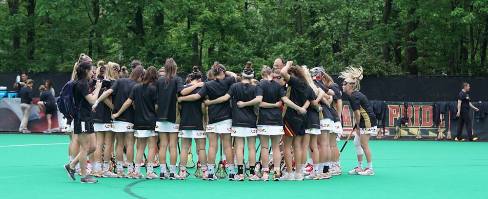 grupo de mujeres haciendo abrazo grupal